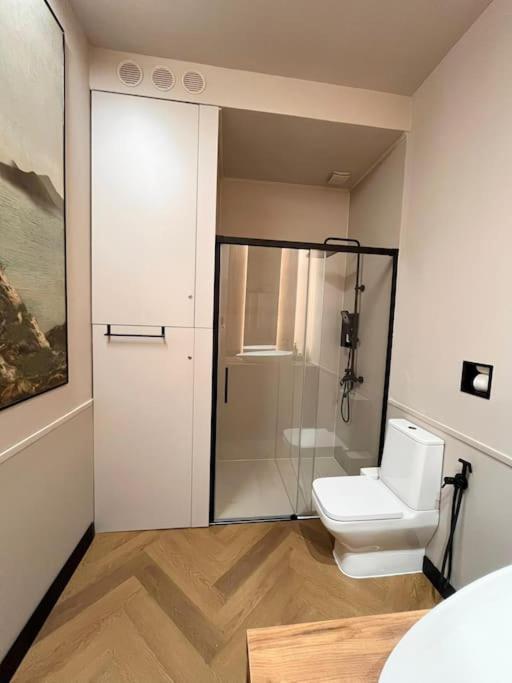 Littlehouse- Entire Property For Maximum 4 People Bukarest Exteriör bild